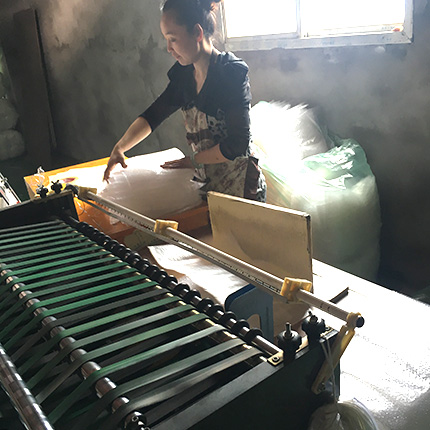 员工正在整理生产好的气泡膜
